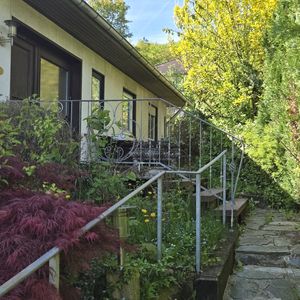 Freistehendes 2-Familienhaus mit sonnigem Garten und großen Terrassen mit Grill, Doppelgarage