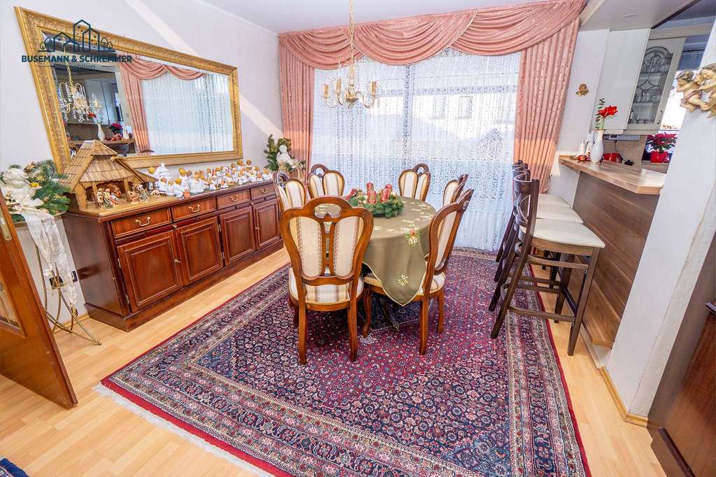 Immobilie in Langenhagen - Sehr großzügiges Zweifamilienhaus mit außergewöhnlichem Grundriss und schönem Garten in Langenhagen - Bild 3