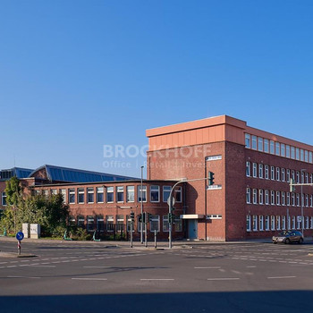 800 - 6.384 m² | lichtdurchflutet durch Sheddächer | Geeignet für Showroom, Fitness o. ä. + Lager