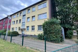 Vollständig renovierte Wohnung mit vier Zimmern und Balkon in Krefeld
