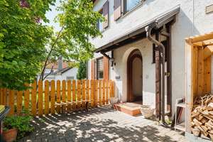REIHENECKHAUS MIT CHARME, GARTEN, DOPPELGARAGE & VIEL PLATZ FÜR DIE FAMILIE IN GILCHING  – Die vollständige Adresse der Immobilie erhältst du vom Anbieter., 82205 Gilching – Vorschaubild 1