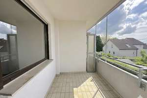 Gut geschnittene zwei Zimmerwohnung mit zwei Balkonen und Tiefgaragenstellplatz