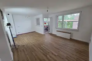 Kernsanierte 2 Zimmerwohnung mit offener Küche, XXL-Dusche und Balkon – Derfflinger Straße 30, 40470 Düsseldorf – Vorschaubild 3