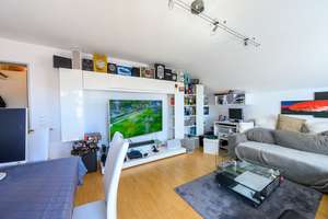 Schöne 2 Zi. Dachgeschoß-Wohnung mit wenig Schräge, Einbauküche und Balkon in ruhiger Lage – Die vollständige Adresse der Immobilie erhältst du vom Anbieter., 75180 Büchenbronn, Pforzheim – Vorschaubild 2