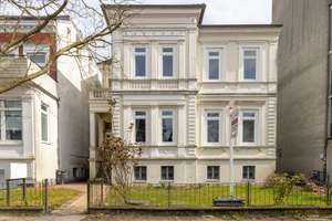 Erstbezug nach Sanierung:                                     Stilvolle Altbauwohnung mit Balkon ...