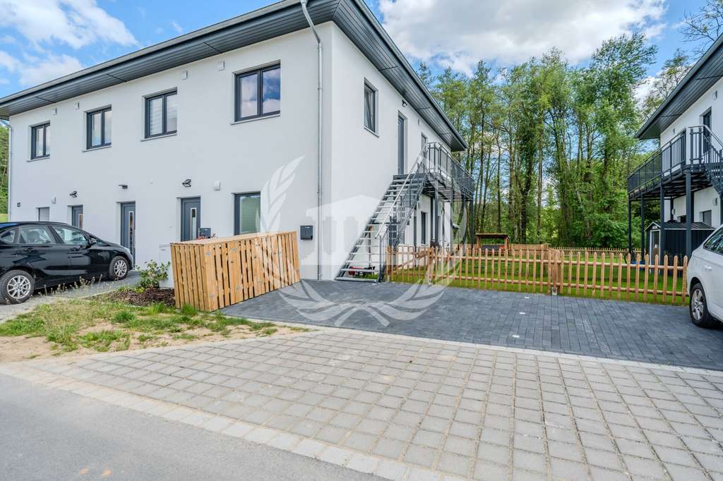 Immobilie in Kirchroth - KfW55: Moderne Wohnung im 1. OG in Kirchroth mit 3 Zi, Balkon, Wärmepumpe und Stellplatz | BJ 2025 - Bild 1