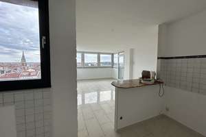 Sofort freie, großzügige, sehr helle,  offen gestaltete 3- Zimmerwohnung ,Bad, Gäste WC und Balkon.
