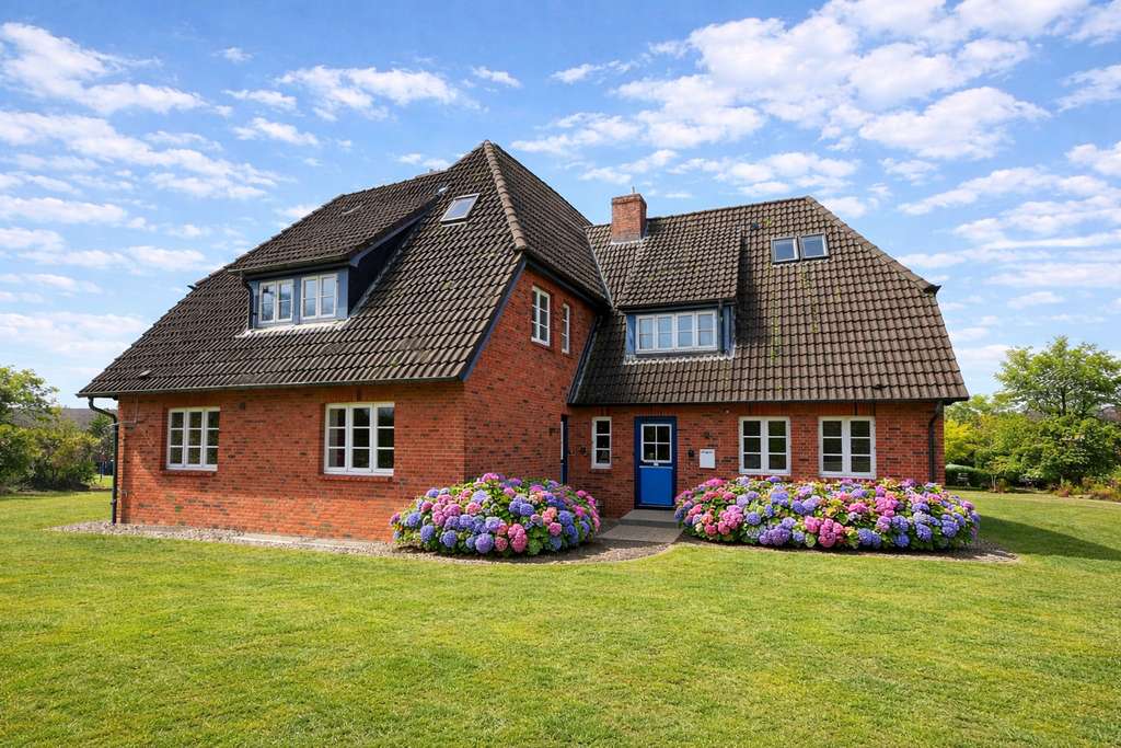 Immobilie in Utersum - Charmantes Ferienhaus-Ensemble  in begehrter und strandnaher Lage von Utersum - Bild 2