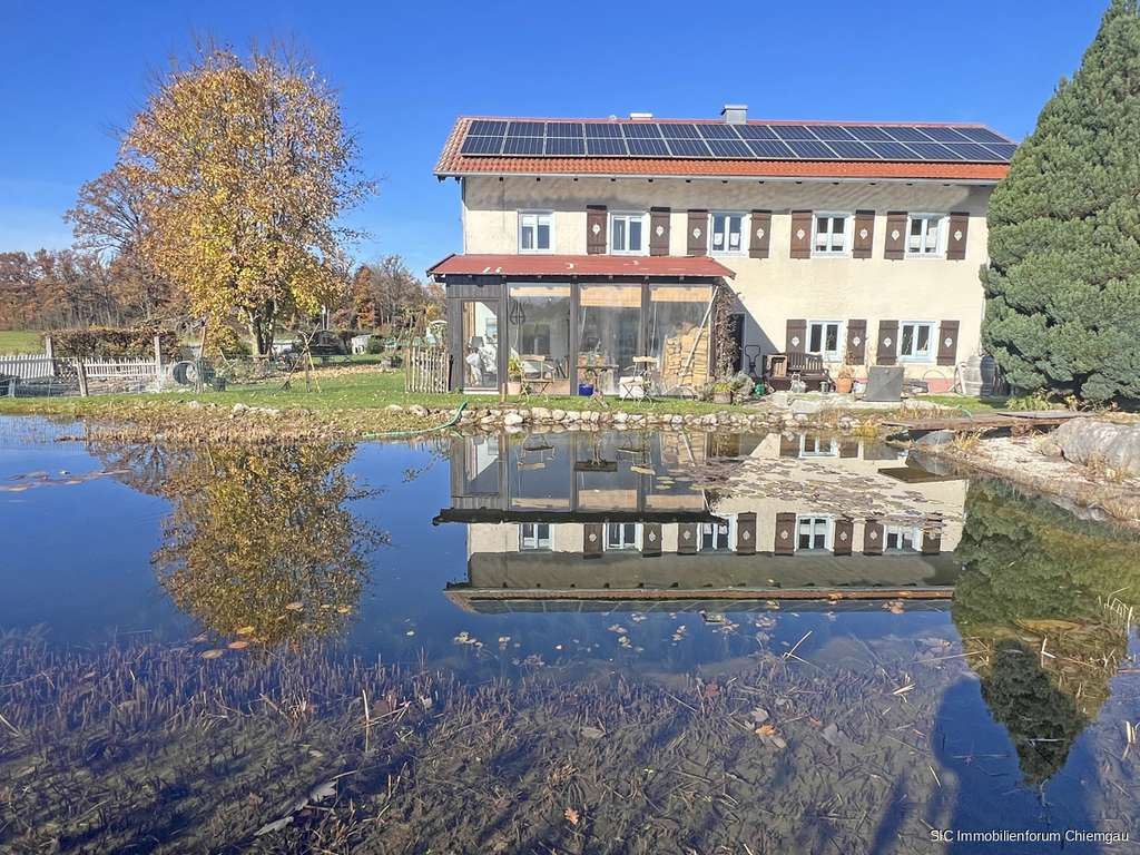 Immobilie in Tacherting - Saniertes Bauernhaus Nähe Tacherting mit Schwimmteich und 2.950 m² Grund. - Bild 0
