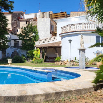 Beeindruckendes Haus mit großzügigen Räumen, Garten, Pool und separater Wohnung im Obergeschoss