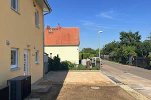 Ruhe mit Blick über Felder: Exklusives wohngesundes Plusenergie-Doppelhaus, S-Bahn fußläufig – An der Vogelweide 66, 4178 Burghausen-Rückmarsdorf, Leipzig – Vorschaubild 3