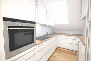 Lichtdurchflutete 3-Zimmer-Dachgeschosswohnung mit Balkon, hochwertiger Einbauküche und zwei Bädern – Heßstr. 6, 80799 Am alten nördlichen Friedhof, München – Vorschaubild 8