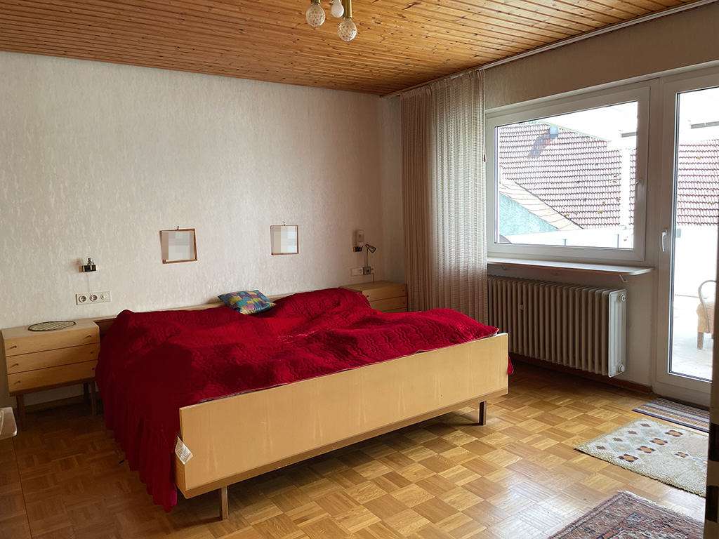 Immobilie in Hessigheim - Großzügige  Doppelhaushälfte mit Wintergarten, Balkon, Garage und sep. Schulungsraum, aufgetei - Bild 1