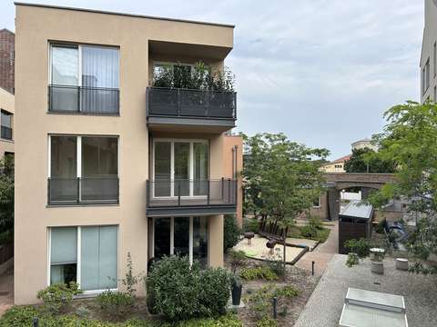 Zentrale Lage: 2-Zimmer-Neubauwohnung selling mit Balkon