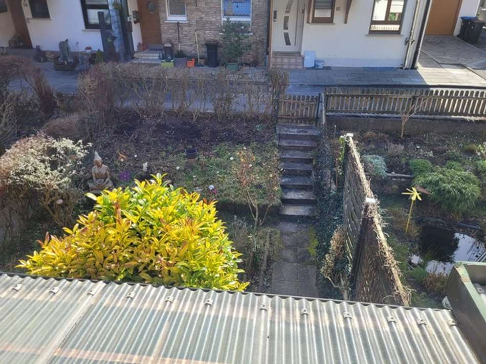 Blick vom Balkon in den Garten
