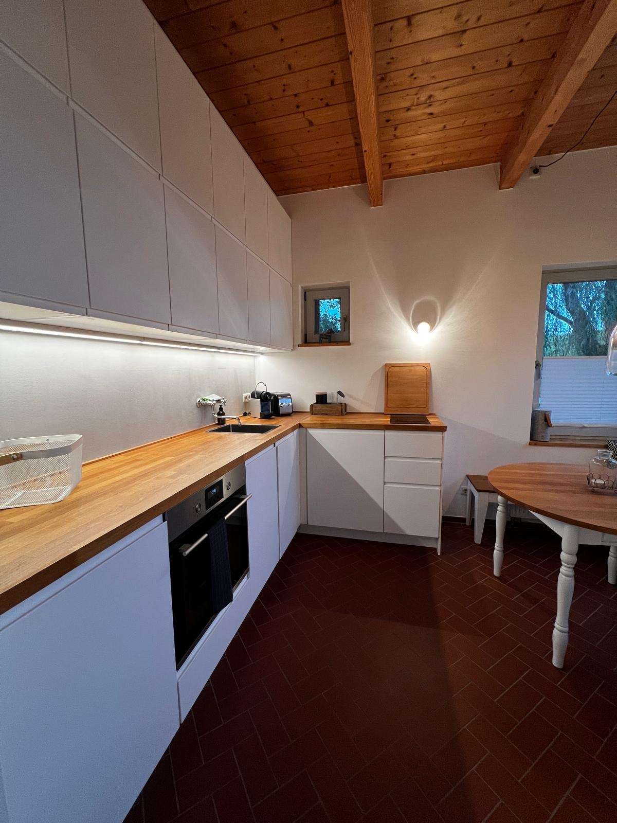 Immobilie in Neufeld - Charmantes Ferienhaus mit Reetdach, möbliert, energetisch top, 3,5 Zimmern und Außenstellplätzen  - Bild 0