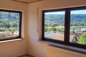 Helle 3,5‑Zimmer‑DG‑Wohnung mit Loggia und Stellplatz – Die vollständige Adresse der Immobilie erhältst du vom Anbieter., 74676 Niedernhall – Vorschaubild 2