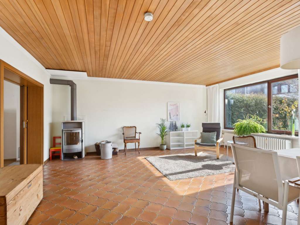 Immobilie in Ismaning - Zweifamilienhaus mit Modernisierungsbedarf und hübschem Eckgrundstück in Ismaning bei München - Bild 3