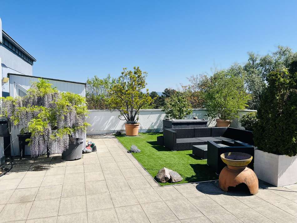 Terrasse mit Gartenhaus