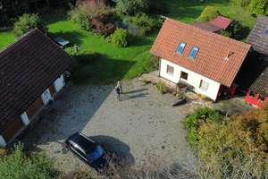 Geräumiges 8-Zimmer Zweifamilienhaus mit Doppelgarage und Einliegerwohnung – Die vollständige Adresse der Immobilie erhältst du vom Anbieter., 88634 Herdwangen-Schönach – Vorschaubild 2
