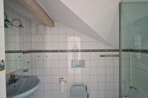 Großzügige 3-Zimmer-Dachgeschosswohnung mit Kaminofen, Gartenmitnutzung und Carport – 17424 Heringsdorf – Vorschaubild 6