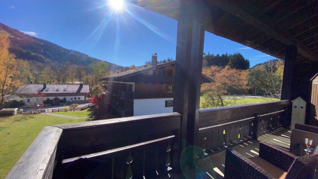 Immobilie in Aschau im Chiemgau - Alpenglück - Charmante 2-Zimmer Wohnung mit umlaufenden Balkon in Aschau/Sachrang - Bild 2