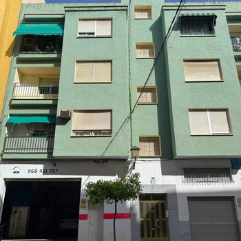 3-Zimmer-Wohnung zu renovieren im 1. Stock