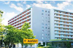 3-Raumwohnung mit Balkon, große Wohnküche und Aufzug - Badewanne oder Dusche? - Deine Entscheidung! – Dietrich-Bonhoeffer-Straße 6, 2977 Zeißig, Hoyerswerda – Vorschaubild 1