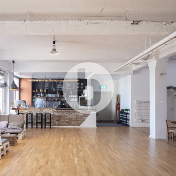 Büroflächen mit großzügigen Fensterfronten in Berlin-Tempelhof vakant