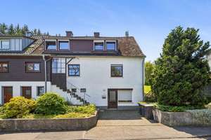 Angeb. flexibl. nutzbares Wohnhaus mit ELW, Garage & großem Sonnengarten