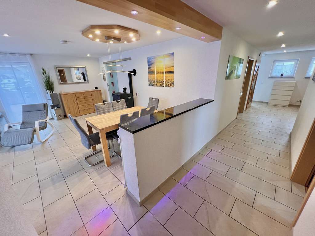 Immobilie in Weidenstetten - Großzügiges Wohnen auf zwei Ebenen! - Bild 2