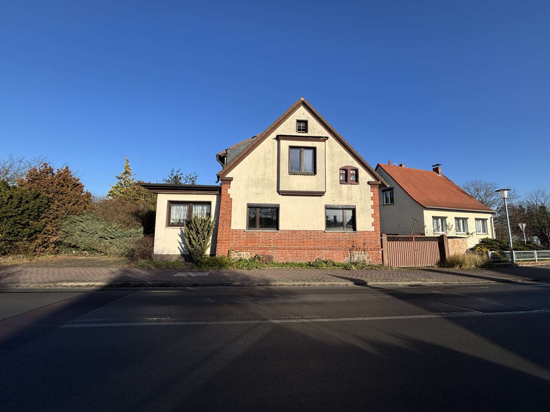 Mehrfamilienhaus mit Potenzial und großem Grundstück, Stendal Kreis – Bild 1