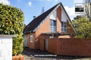 Freistehendes Familienhaus mit sonniger Terrasse, gemütlichem Garten, Einbauküche & Doppelgarage