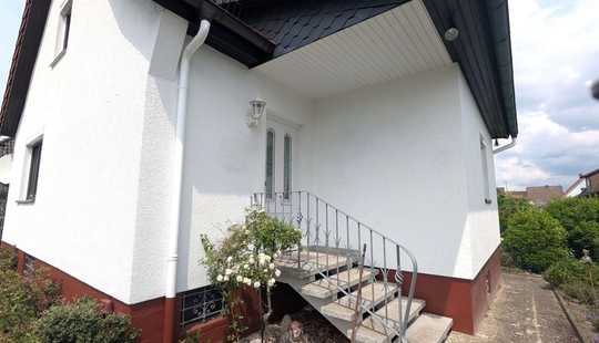 Bild von Gepflegtes Einfamilienhaus mit umzäuntem Garten