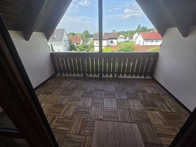 Gepflegte 2,5-Zimmer-DG-Wohnung mit Balkon und Einbauküche in Allershausen