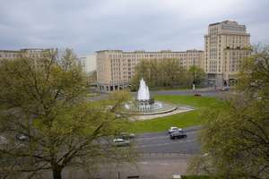 Lichtdurchflutete 2-Zimmer-Wohnung mit Charme am Strausberger Platz – Strausberger Platz 8, 10243 Friedrichshain, Berlin – Vorschaubild 1