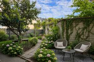Kernsaniertes City-Apartment mit Zusatzraum & Gartenfläche als zweitem Wohnzimmer
