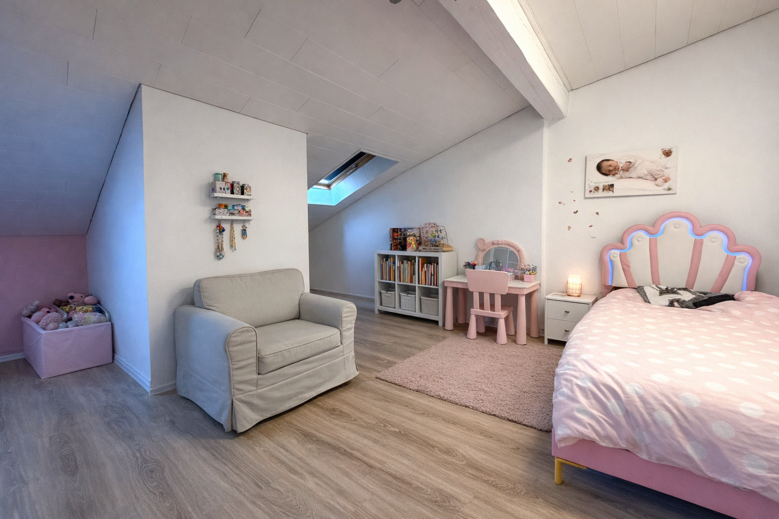 Immobilie in Grävenwiesbach - !! Raumwunder !! Modernisiertes RMH mit 6 Zimmern, Balkonen mit Blick, Garage und Garten - Bild 1