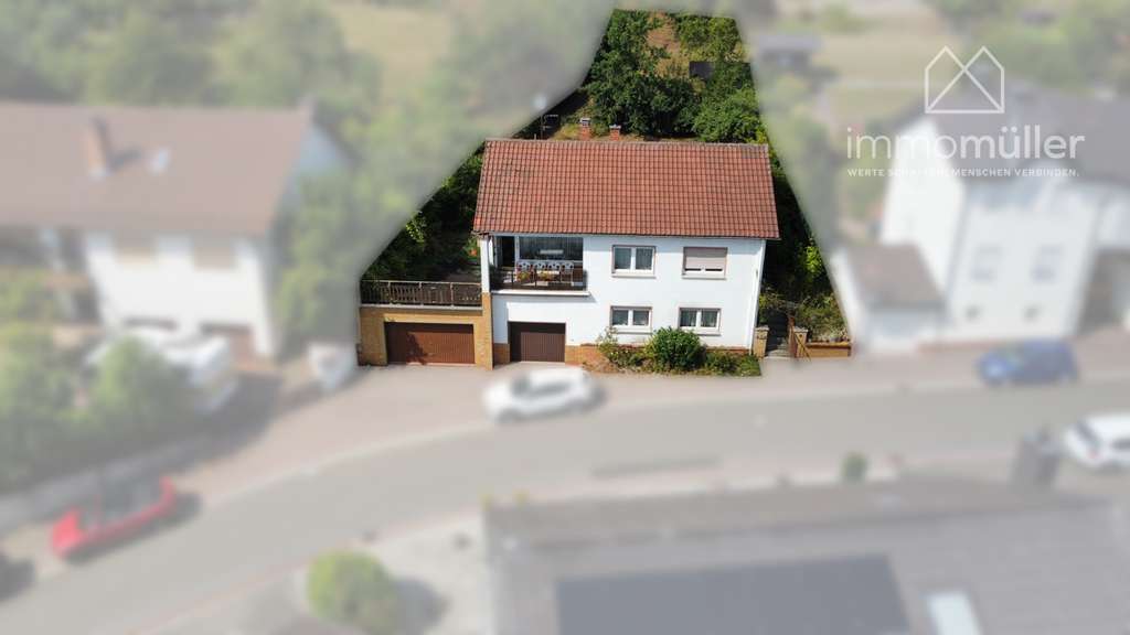 Immobilie in Eisenberg (Pfalz) - Gestalten statt suchen – Haus auf Hanglage mit Aussicht und viel Platz für Ihre Ideen. - Bild 2