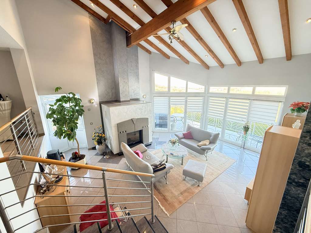 Immobilie in Überherrn - Großzügiges Architektenhaus mit Einliegerwohnung und Weitblick über das Saartal zu verkaufen - Bild 1