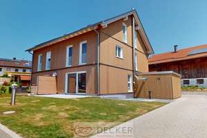 Modern, nachhaltig & bezugsfertig – elegante Doppelhaushälfte mit Garten ++ Decker Immobiien++ – Die vollständige Adresse der Immobilie erhältst du vom Anbieter., 83549 Eiselfing – Vorschaubild 2