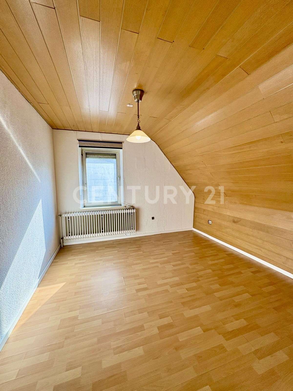 Immobilie in Schönenberg-Kübelberg - Geräumiges 1-2 Familienhaus in zentraler Lage - viel Platz für Ihre Ideen! - Bild 1