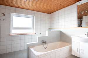 Wohnen mit Charme: Barrierearmer Holzbungalow mit Kamin und überdachter Terrasse – Die vollständige Adresse der Immobilie erhältst du vom Anbieter., 26532 Großheide – Vorschaubild 8
