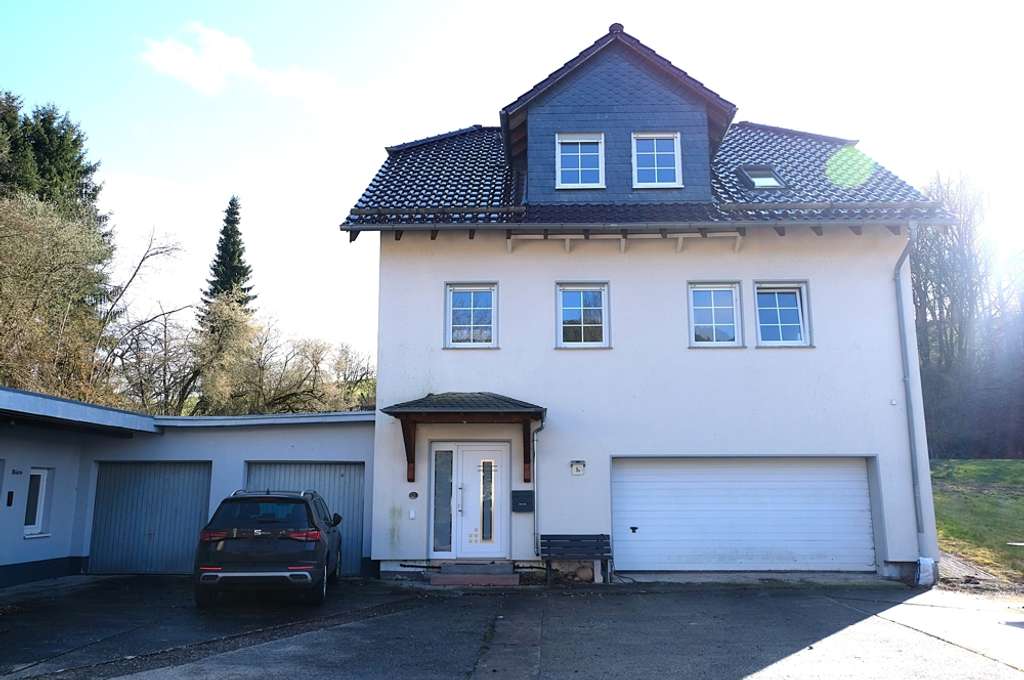 Immobilie in Wildeck - Exklusives Angebot: 2 Häuser, 1 Büroeinheit, 3 Garagen, Hof und Garten in Richelsdorf ! - Bild 1