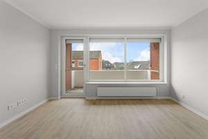 Dachgeschoss 2-Zimmer, Einbauküche, Duschbad mit Fenster, Balkon und Garagenstellplatz in Stade – Rebhuhnstraße 12, 21683 Stade – Vorschaubild 1