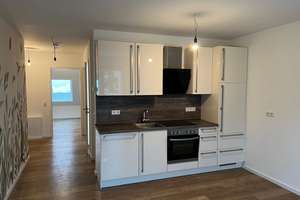 Neuwertige 2,5-Zimmer-Wohnung mit Balkon und Tiefgaragenstellplatz