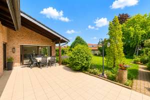 • Exklusiver BUNGALOW mit giebelhohen Decken, Kamin & wohnlichem Souterrain in gehobener Lage... – Die vollständige Adresse der Immobilie erhältst du vom Anbieter., 41238 Giesenkirchen-Mitte, Mönchengladbach – Vorschaubild 3