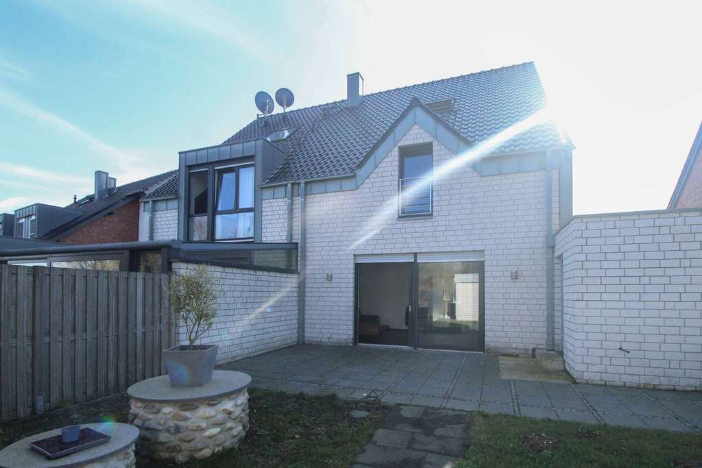 Moderne Doppelhaushälfte in Spielstraße mit Garten und Garage in Mönchengladbach-Pongs