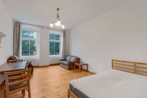 Altbaucharme trifft Moderne – sanierte 2-Zimmer-Wohnung mit Südbalkon