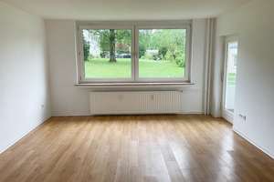 Wohnen im Grünen! Renovierte 3-Zimmer-Wohnung mit Balkon + Tageslichtbad, guter Schnitt + Stellplatz – Graf-von-Stauffenberg-Straße 10 a, 33615 Schildesche, Bielefeld – Vorschaubild 2